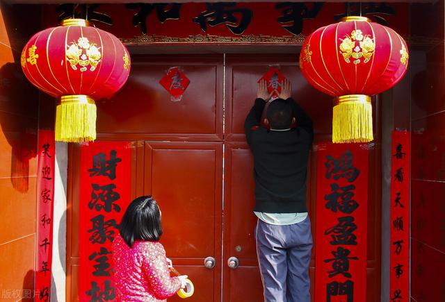 什么时间贴春联好，2021春节什么时候贴对联最吉利（2022年的春联什么时候贴好）