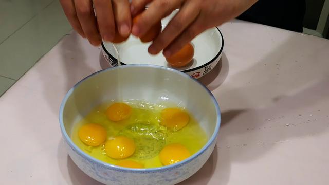 家庭自制鸡蛋酱，如何做鸡蛋酱（简单处理后往锅里一倒）