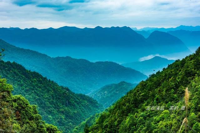 广东海拔高度排名前十的山峰中,超过一半矗立在南岭山脉之中.