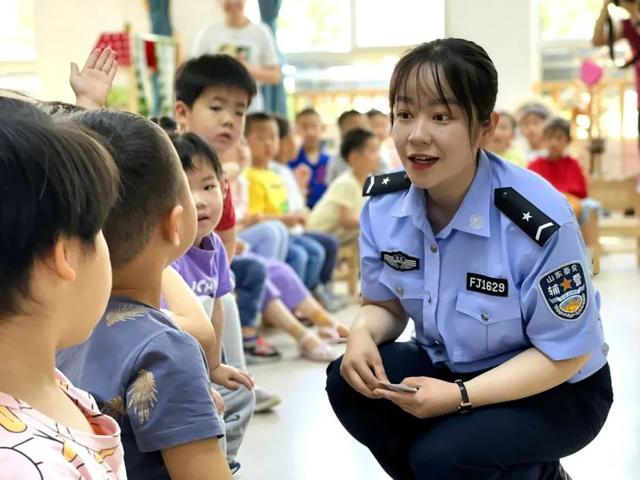 山东科技大学幼儿园，山东科技大学幼儿园泰安报名（少年法官“庭审”、萌娃喊话反诈...“小手拉大手”养老反诈普法来了）