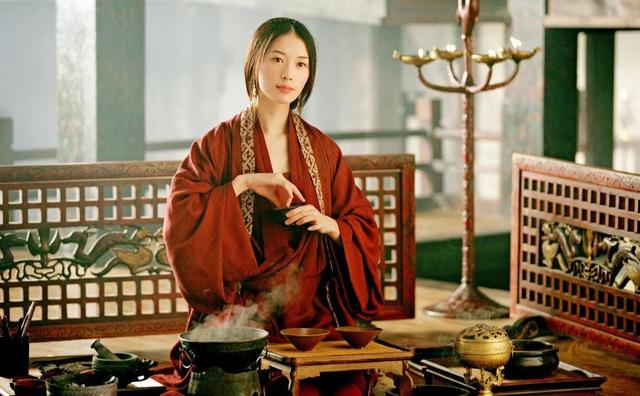 “性感女人”林志玲：“一脱成名”惹争议，马踏胸部吓死人，揪心