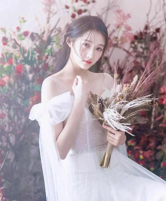 关晓彤录制《跑男8》穿婚纱太抢眼