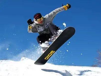 滑雪单板和双板哪个难，滑雪装备一套下来多少钱（单板滑雪好学还是双板滑雪好学）