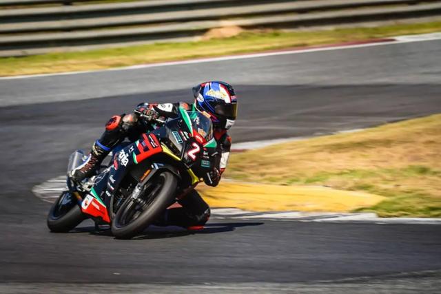 如何成为一名职业赛车手，怎么成为职业赛车手（原来普通人也可以成为专业车手）