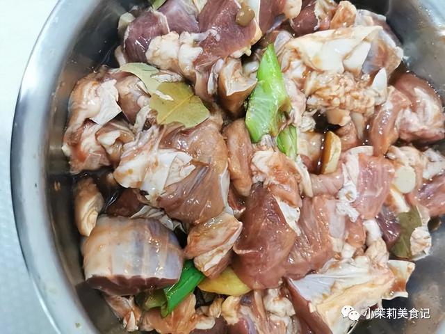 炖牛肉要焯水吗，炖牛肉一定要焯水吗（牛肉软烂又入味）