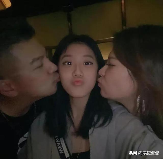 贾静雯女儿咘咘，贾静雯女儿咘咘现在长大的样子（7岁咘咘戴600度眼镜气质大变）