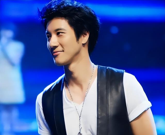 王力宏怎么留大胡子了，留长发衣着邋遢似流浪汉