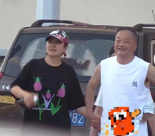张凯丽与富豪老公逛夜市，穿百元T恤甜蜜牵手，结婚26年仍似热恋