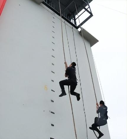 四川女子特警队，女子特警队队长罗斌现在在哪（57秒空手攀爬五层楼）