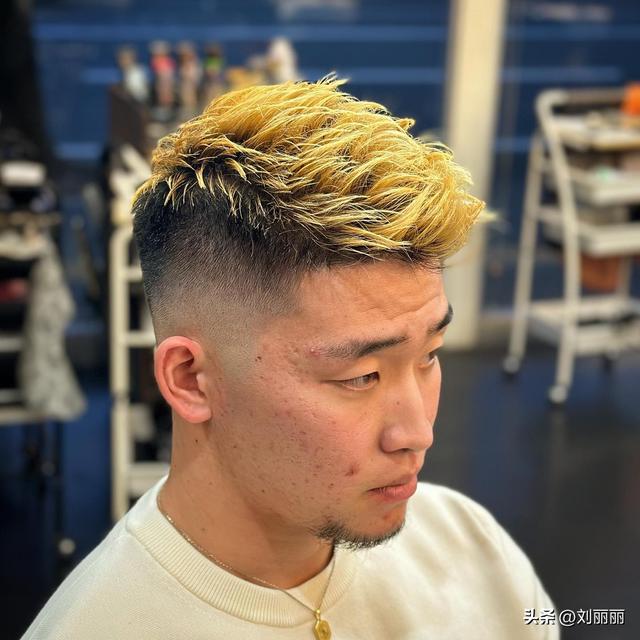 现在最流行的男发型，8款时尚洋气的男士发型（2023最火最具人气的四种男士发型）