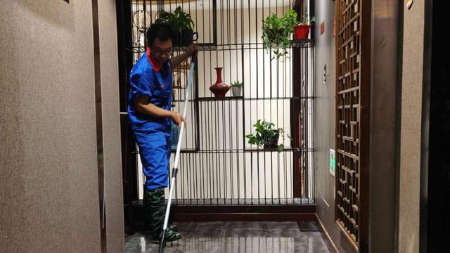 瓷砖表面釉破损怎么办，瓷砖表面破损怎么修复（瓷砖被防滑剂腐蚀失去光泽）