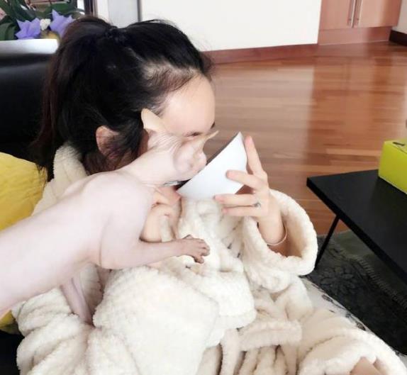 明星也爱养宠物，霍思燕养的猫不仅价格昂贵，还与她同吃一碗饭