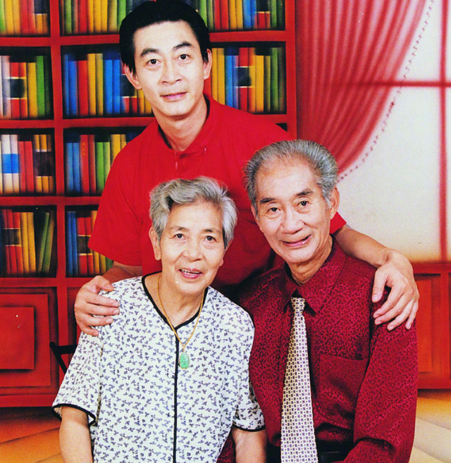 六小龄童身世简介，六小龄童悼念母亲百岁诞辰