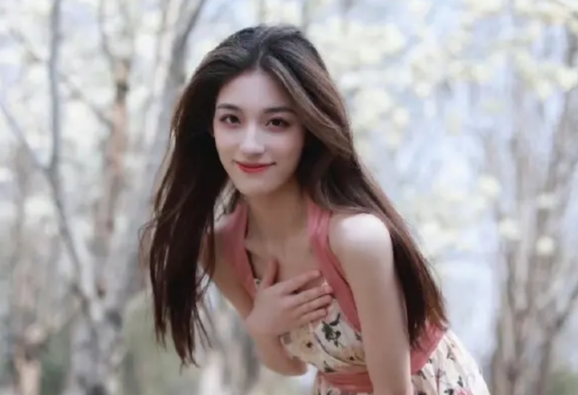 还有,在《琉璃》里演灵兽小银花,在《沉香如屑》饰演琳琅,还在电视剧