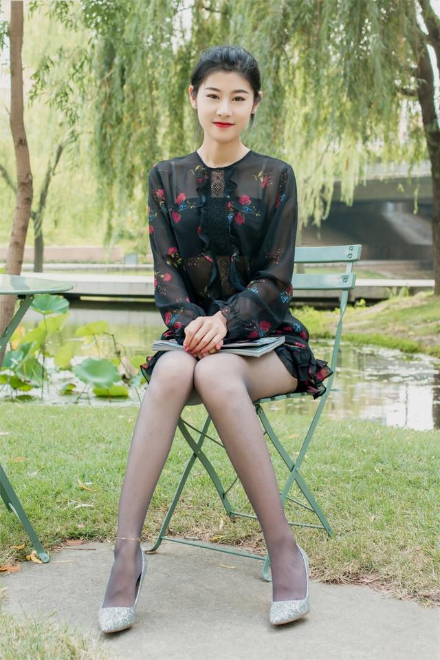 黑色纱裙怎么搭配上衣图片，黑色纱裙怎么搭配上衣（可以搭出小仙女的感觉）