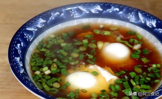 如何将水煮荷包蛋做得完整、好吃，如何将水煮荷包蛋做得完整,好吃又简单（切记不要直接下锅煮）