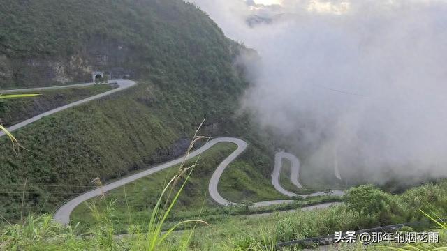 广西大化莲花山，公路盘山而上