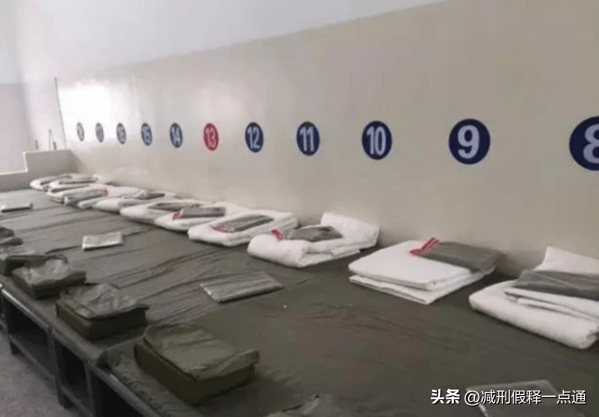 现在我们把场景正式切换进看守所404监室,这是一个30平米左右的房间.