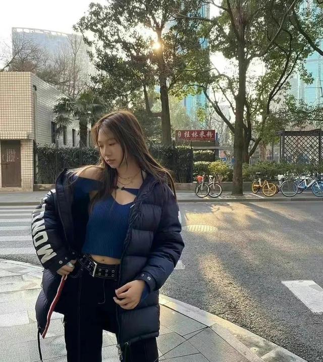 明星父女颜值对比黄多多，邱淑贞女儿大长腿