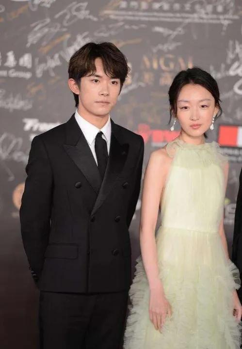 易烊千玺的真实年龄，易烊千玺14岁到17岁外貌变化（“谦逊低调”的易烊千玺）