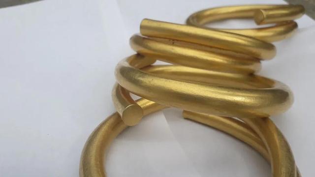 五周年纪念金手镯，五周年纪念日（2018年农民挖排水沟时意外挖出4只金手镯）