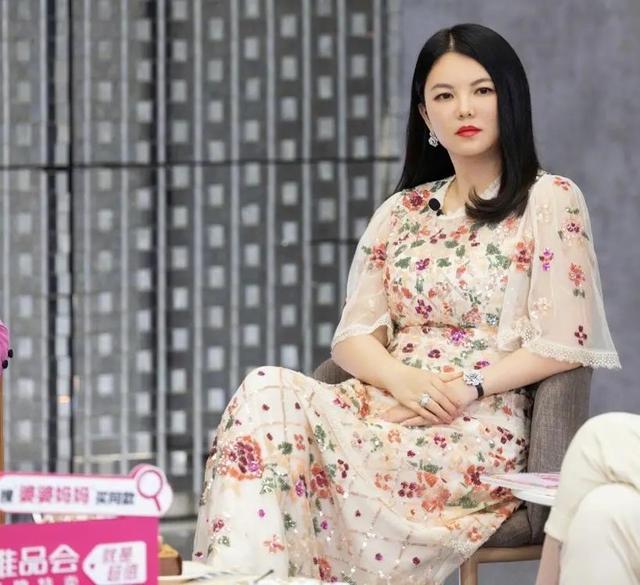 李湘服装搭配，李湘身材微胖却挺懂搭配