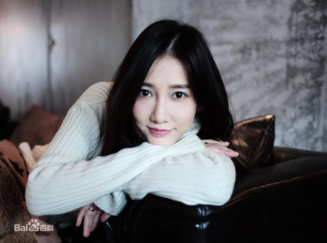 乌龙闯情关主题曲，抖音最火100首歌曲（歌红人不红的9位歌手）