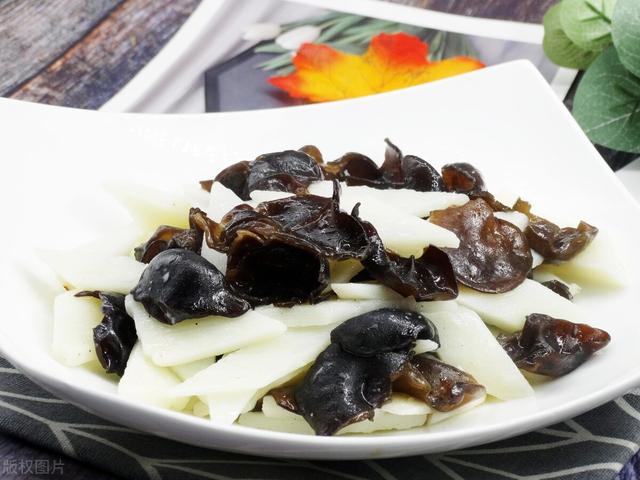 山药需要焯水吗，素炒山药需要焯水吗（山药脆嫩爽口不发黑）