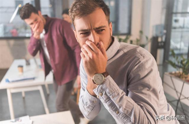 狐臭是怎么引起的，女生狐臭是怎么引起的（科学证实：有狐臭正常）