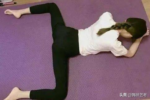 横叉怎么快速下去，如何快速练成劈叉横叉（横叉一字马怎么练正确姿势）