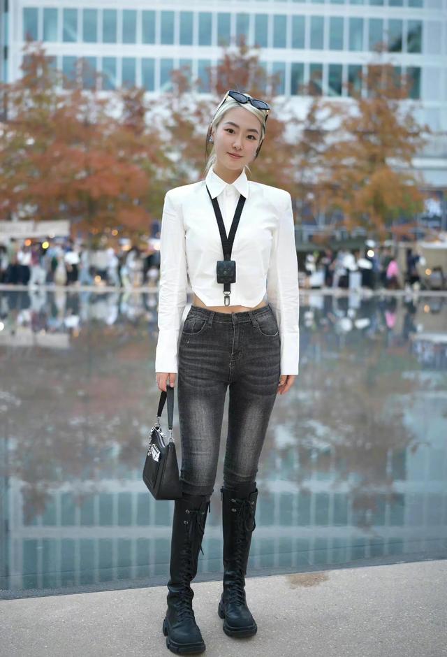 高筒靴如何搭配，高筒靴如何搭配好看（10组及膝高筒靴穿搭示范）