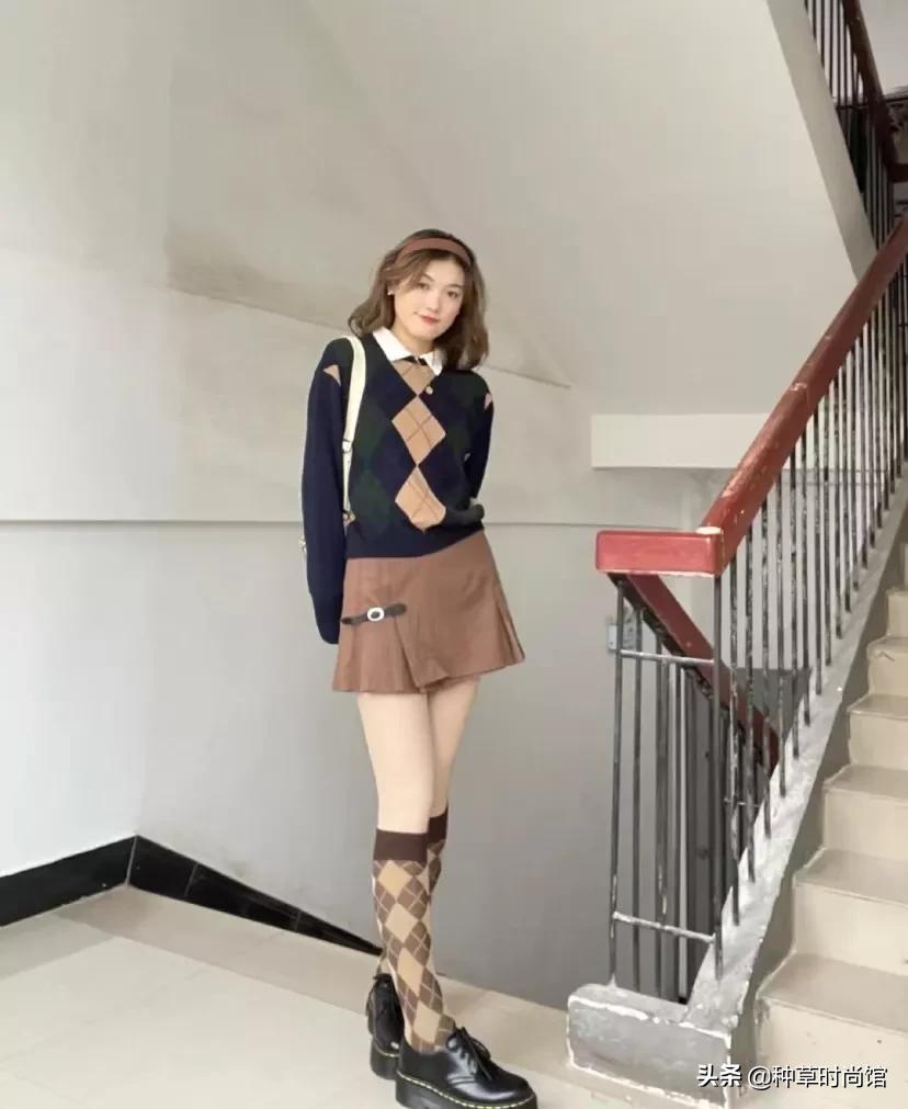 图源小红书:hebe_mq别以为短裙 小腿袜就是学院风的代名词,但因为款式