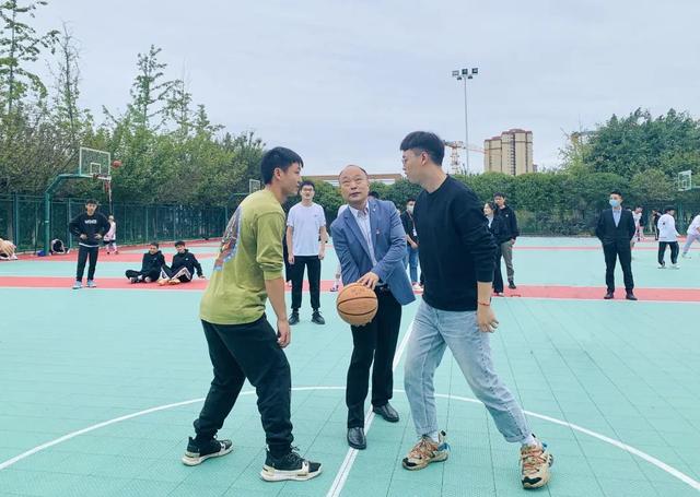 四川希望汽车职业学院，2021年四川希望汽车职业学院学费一年多少钱及各专业收费标准（教职工运动会，一起来运动啦）