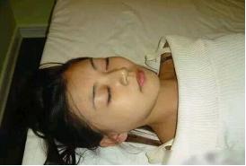人死后为什么很快发臭，而猪肉羊肉不会那么快？