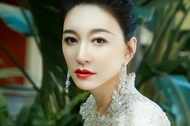 李小冉鄢颇事件到底怎么回事，李小冉与鄢颇分手10年