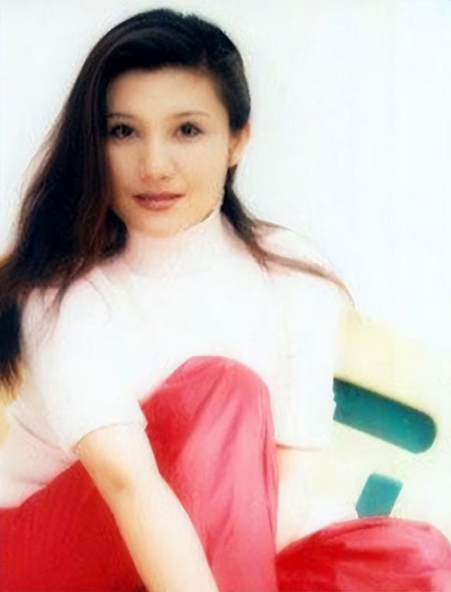 霍凡：嫁给大12岁张丰毅，结婚28年却不要孩子，她到底图什么？