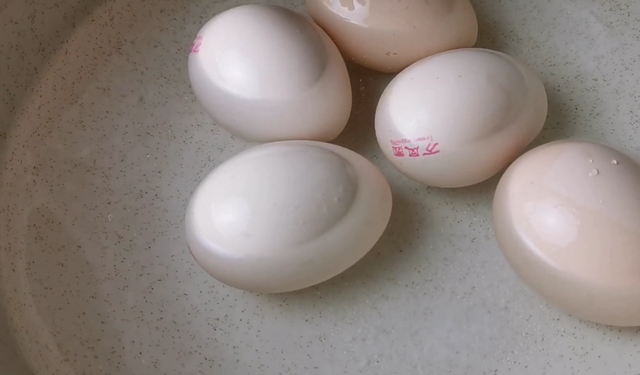 煎蛋怎么做好吃，培根煎鸡蛋（鸡蛋别再用水煮了）