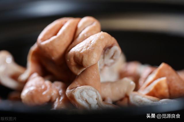 猪大肠怎么洗干净，肥肠怎样洗才干净（一个矿泉水瓶就能洗干净）