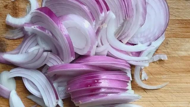 电饭锅炖鸡汤的做法，电饭锅炖鸡汤的家常做法（比广东卖的烤鸡还香10倍）