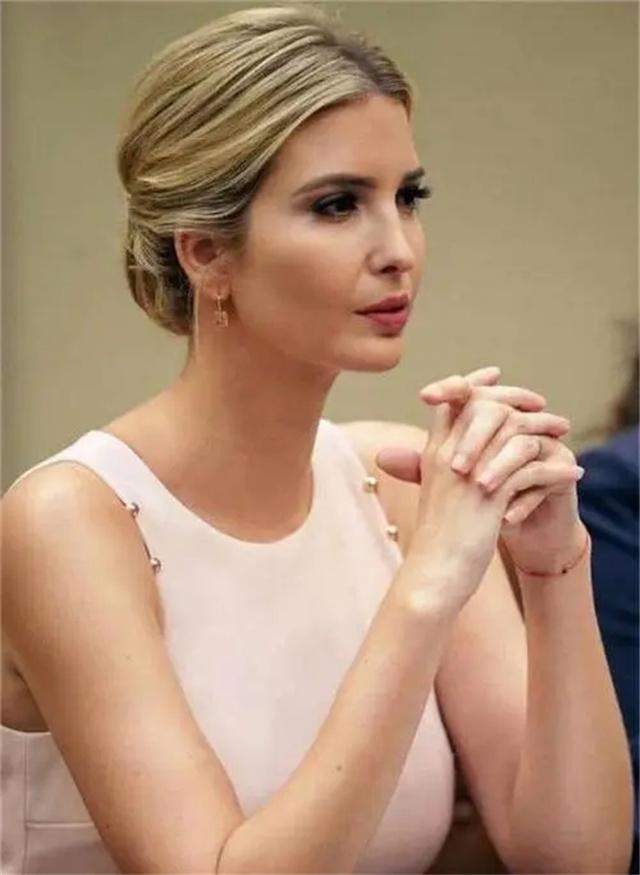 特朗普第一任妻子伊万卡简历，人前美丽端庄的伊万卡