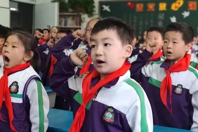 少先队员队徽的含义，少先队员的队旗和红领巾的含义是什么（这些少先队基础知识）