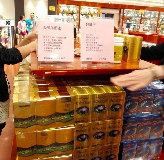 伦敦希斯罗机场免税店，开罗机场免税店哪些东西便宜（严谨的讲应该是自己人骗自己人）