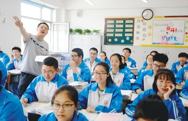 高中补习班收费，高中数学一对一辅导价格（安徽某高中班费一共收取8万元）