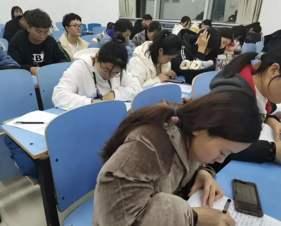 河南女子职业学院，河南女子职业学院招生录取规则和录取条件顺序政策解读2022参考（河南一高校女生操场走秀）