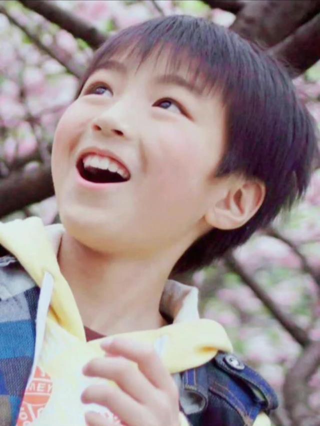 王俊凯厚刘海发型，王俊凯《重生之门》成网络剧5月热度榜榜首