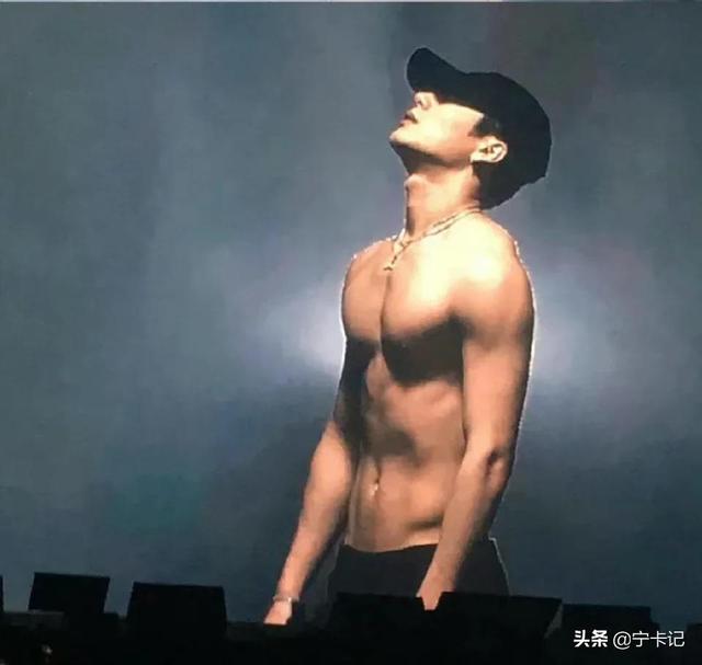 王嘉尔个人简介，王嘉尔个人简介击剑（王嘉尔——极具反差感的大男孩）