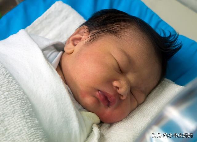 新生儿一直哭什么原因，新生儿一直哭怎么回事（为啥新生儿第一个月很乖）