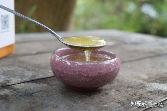 紫云英（紫云英蜂蜜，紫云英蜜、椴树蜜、百花蜜、枣花蜜、洋槐花蜂蜜究竟哪一种好呢