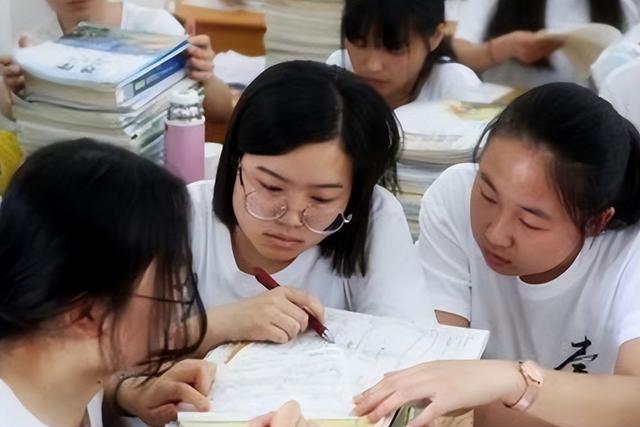 学生头怎么扎好看，适合学生扎的头发发型（“水母头、鲶鱼须”成新宠）