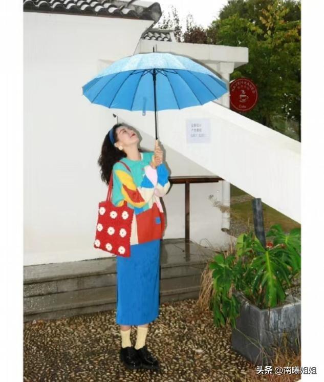 黑色皮肤穿什么颜色衣服好看，女孩皮肤偏黑穿什么颜色衣服好看及怎么搭配（哪些“颜色”能穿哪些不能穿）